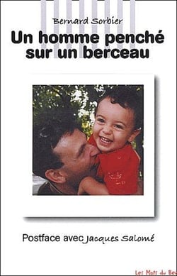 Un homme penché sur un berceau