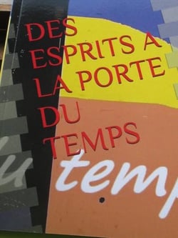 Des esprits à la porte du temps