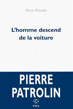 L'homme descend de la voiture
