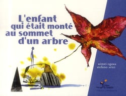 L'enfant qui était monte au sommet d'un arbre
