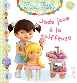 Jade Joue A La Coiffeuse