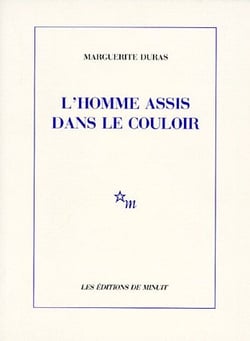 L'homme assis dans le couloir