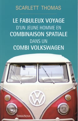 Le fabuleux voyage du jeune homme en combinaison spatiale dans un volkswagen