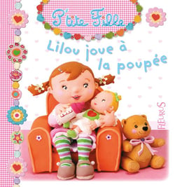 Lilou joue à la poupée
