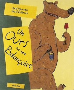 Un ours sur une balancoire