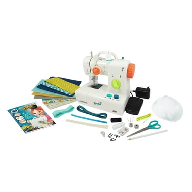 Machine à coudre blanche pour enfant entourée de tissus, de bobines et d’accessoires
