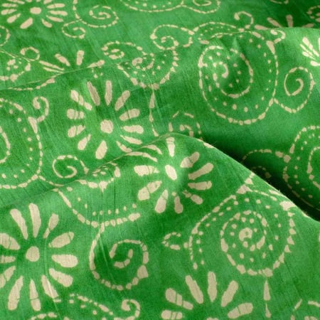 Tissu  Voile de Coton Batik Naya Bali sur fond Vert gazon