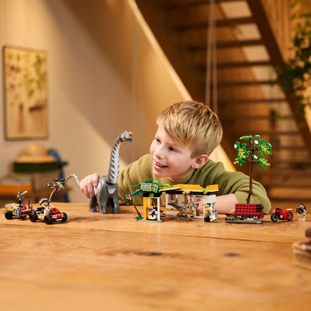 LEGO Jurassic World La Poursuite du Vélociraptor et du Titanosaure - Jouet Dinosaure - Voiture 4x4 & Moto - 3 Minifigurines - Cadeau Original pour Garçon ou Fille dès 7 ans 76973