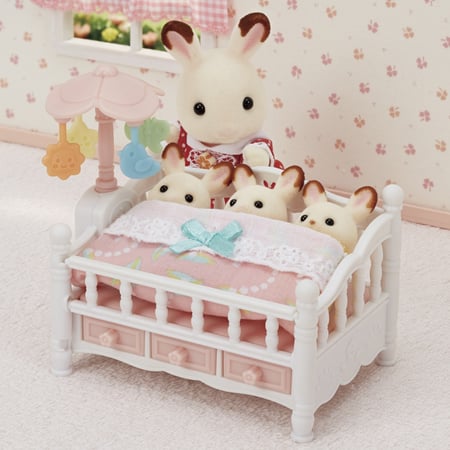 Le bébé lapin chocolat et le lit Sylvanian Families d'occasion