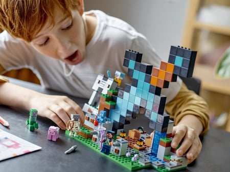 L'avant-poste de l'épée - LEGO® Minecraft™ - 21244 - Jeux de construction