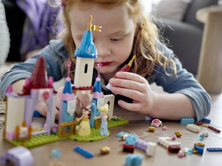 LEGO 43219 Disney Princess Châteaux Créatifs, Jouet Château avec  Mini-Poupées Belle et Cendrillon et Boîte de Rangement en Briques, Enfants,  Filles et