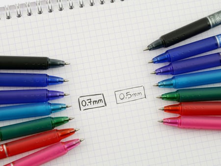 PILOT Lot de 4 stylos effaçables pointe moyenne noir/vert/rouge/bleu  FriXion Ball Clicker pas cher 