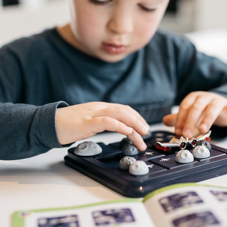 SmartGames Alerta Asteroides – Juego De Mesa De Lógica Y Pensamiento Para Mover Naves, Ideal Para Niños +6 Años