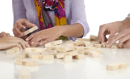 Les Enfants Jouent Au Jenga Tour Du Bloc De Bois, Drôle Illustration de  Vecteur - Illustration du manquer, concurrence: 161160280