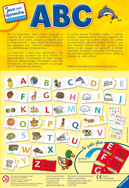 Jeune garçon, 2 ans, joue avec un puzzle ABC, alphabet Photo Stock
