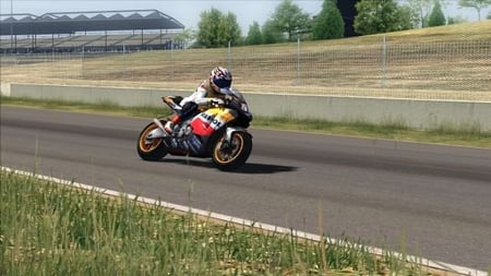 media/pim/moto-gp-ultimate-racing-technology-urt-6-xbox360-4005209074117_2.jpg