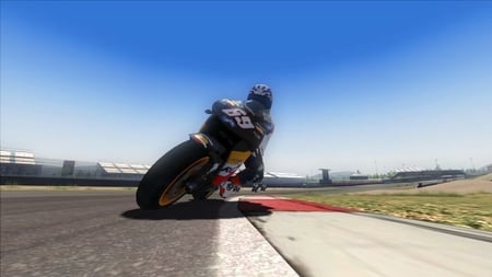 media/pim/moto-gp-ultimate-racing-technology-urt-6-xbox360-4005209074117_4.jpg