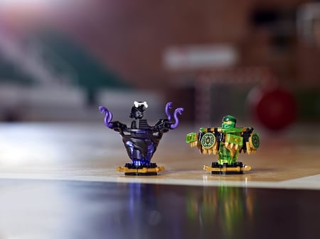 media/pim/ninjago-toupies-spinjitzu-lloyd-vs-garmadon-5702016367348_20.jpg