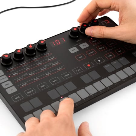 media/pim/uno-synth-analog-compact-8025813758032_11.JPG