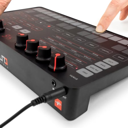 media/pim/uno-synth-analog-compact-8025813758032_13.JPG