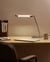 Lampe de Bureau LED Argentée en Matière Synthétique avec Bras Réglable Abat-Jour Pivotant Capteur de Mouvement Variateur