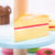 Présentoir à gâteaux en bois Bigjigs Toys avec 9 gâteaux en bois – Jouets de qualité pour tout-petits et enfants, accessoires de cuisine en bois parfaits pour les goûters.