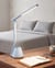 Lampe de Bureau Bleu Clair en Matériau Synthétique 3 Modes CCT Variateur Abat-Jour Réglable et Porte-Stylo Style Moderne