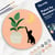 Peinture par Numéro sur disque en bois Figured'Art - Chaton et Plante au clair de Lune - Kit de Loisir Créatif DIY Numéro d'Art Complet - 30cm de diamètre