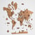 Carte du monde en bois 2d foncée s