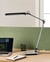Lampe de Bureau LED Argentée avec Bras Réglable et Pivotant Variateur 5 Modes Minuterie