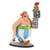 Asterix - Statuette Obelix avec une pile de casques romains et Idéfix 21 cm - Plastoy