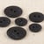 Bouton rond 2 trous copeaux 15mm noir