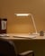 Lampe de Bureau LED Blanche en Matière Synthétique avec Bras Réglable Abat-Jour Pivotant Capteur de Mouvement Variateur