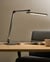 Lampe de Bureau Grise en Matériau Synthétique 3 Modes de Température Chargeur sans Fil Variateur Abat-Jour Réglable Style Moderne