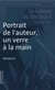 Portrait de l’auteur, un verre à la main - Le cabinet du Docteur K