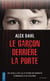 Le garçon derrière la porte