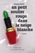 Un petit soulier rouge dans la neige blanche