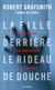 La fille derrière le rideau de douche