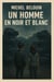 Un homme en noir et blanc