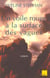 Un voile rouge a la surface des vagues
