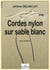 Cordes nylon sur sable blanc pour guitare