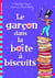Le garçon dans la boîte de biscuits