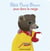 Petit ours brun joue dans la neige