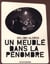 Un meublé dans la pénombre