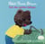 Petit ours brun fait des petites bêtises