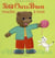 Petit ours brun touche à tout