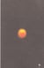 Une orange roulant sur le sol d'un parking
