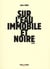 Sur l'eau immobile et noire