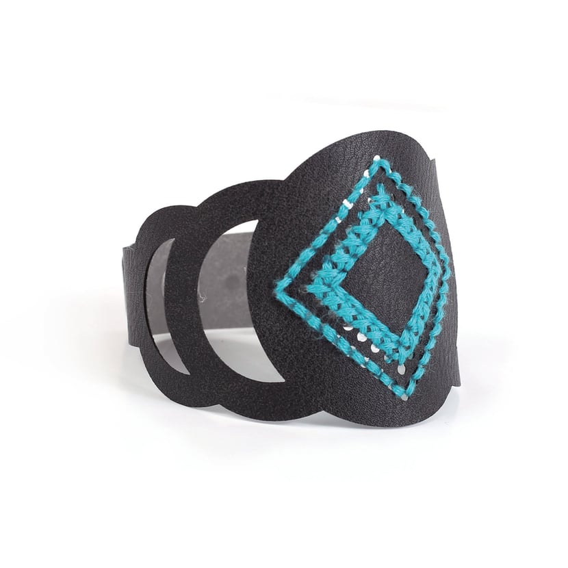 media/pim/bracelet-a-broder-noir-losange-3471058162045_1.jpg