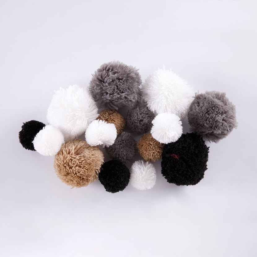 media/pim/lot-de-pompons-2-tailles-10-pompons-diam-3cm-6-pompons-diam-5cm-3700408396398_1.jpg